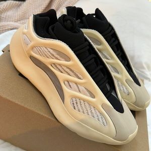 Yeezy 700V3 Men’s size 8